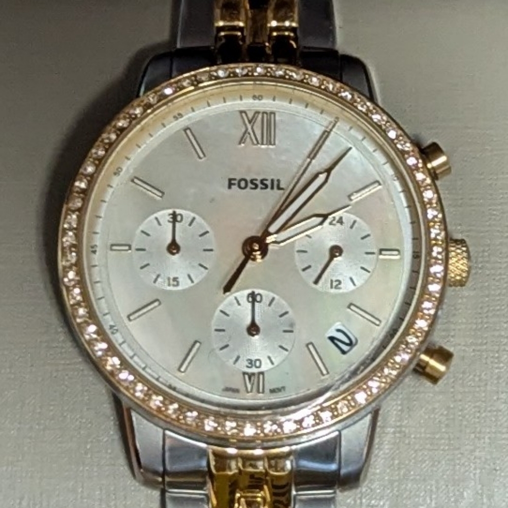 Fossil "Neutra" Watch Mother of Pearl Dial. Chronograph Display. In Original Tin